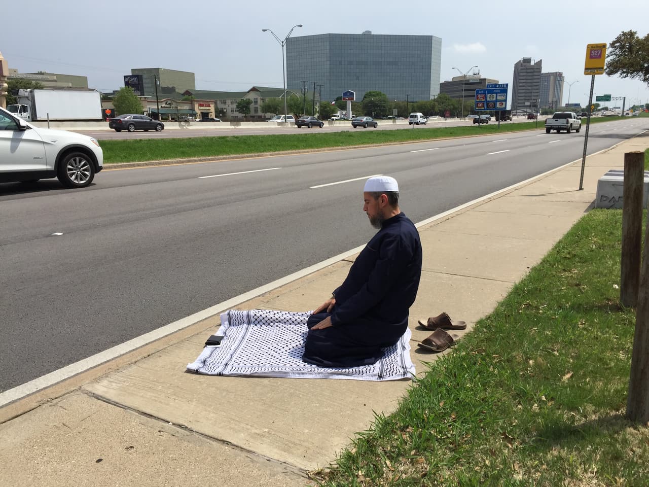Ibrahim Dremali reza muy cerca de un grupo que se manifiesta a favor de Amaya a las afueras de una oficina de ICE en Dallas, en la autopista N. Stemmons. Al terminar, se sumó a la protesta.