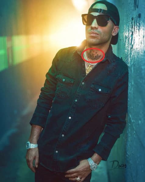 <b>Arcangel</b>: en la parte frontal de su cuello tiene un tatuaje.