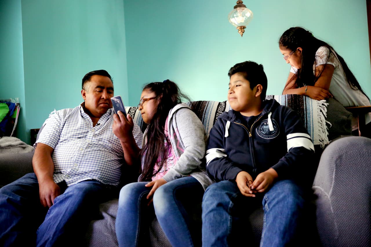 <b>“Hola ma, ¿cómo estás?”. </b>Entre las 6 y las 7 de la tarde, Hilario Hernández, un inmigrante mexicano, y sus tres hijos, de nacionalidad estadounidense, esperan impacientes la melodía del teléfono. Es su nueva rutina desde hace 27 días, cuando la madre de la familia, Alejandra, fue detenida en la redada mientras trabajaba limpiando carne de res en la empacadora. En la llamada anterior la notaron deprimida y el reto hoy es animarla: “Échale ganas”, le dice Hilario. El matrimonio solía ingresar unos 4,000 dólares mensuales, pero este mes –con ella arrestada y él reuniendo documentación para liberarla– serán unos 1,200, lo justo para pagar la renta y la luz.