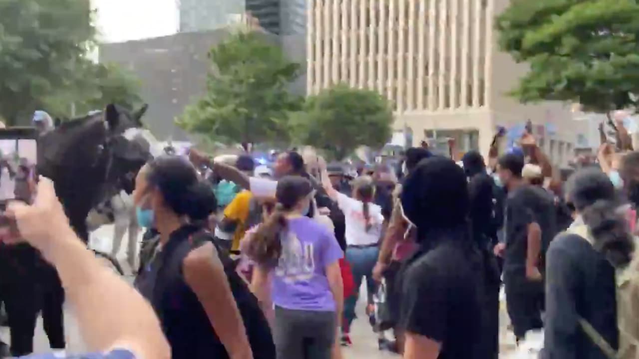 Indicó que la mujer caminaba de espaldas y que el oficial iba viendo a otro lado, pero que no dirá más hasta que se analicen todos los elementos.