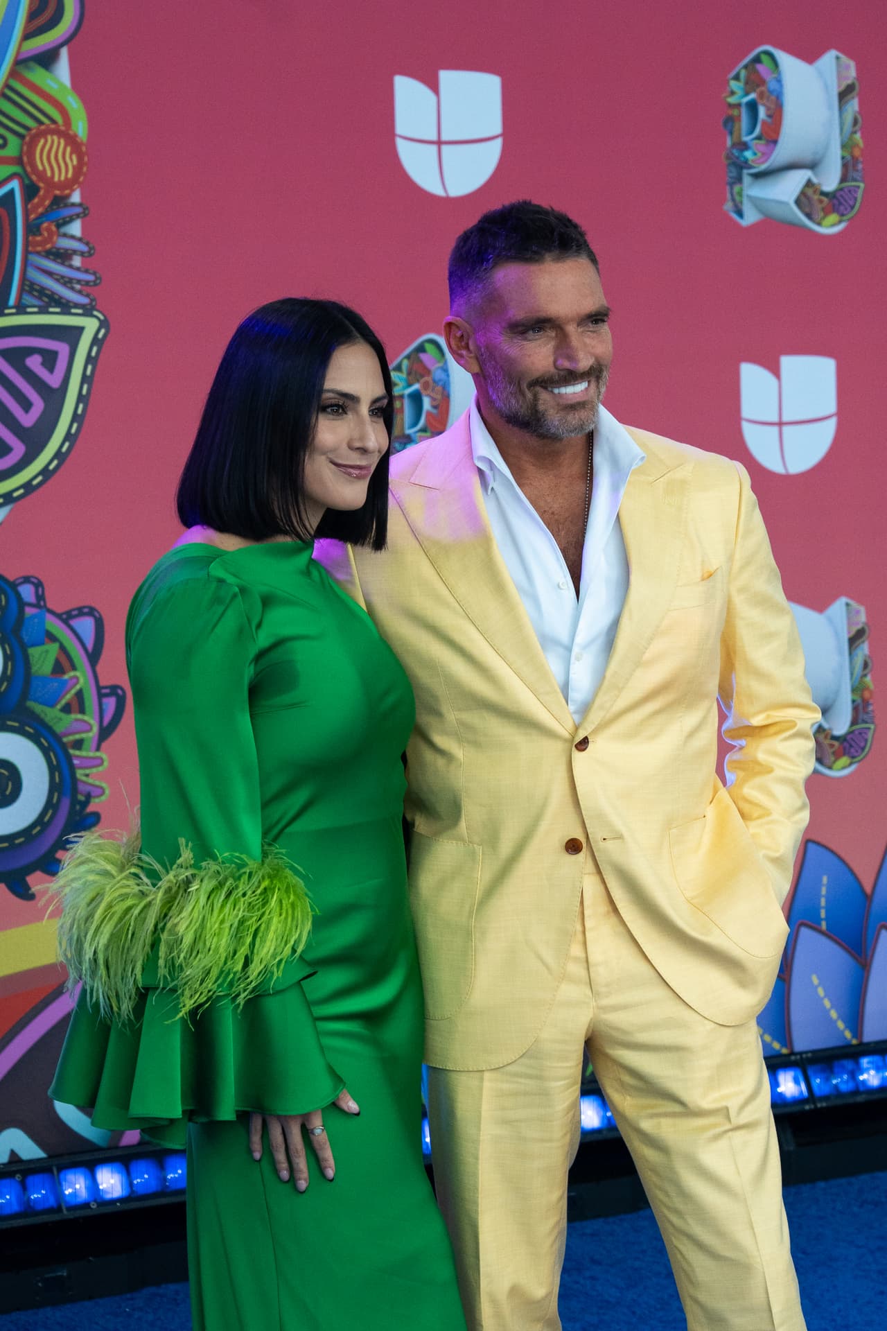 <b> Julián Gil y Valeria Marín </b>eligieron colores llamativos y originales para desfilar por la alfombra azul.