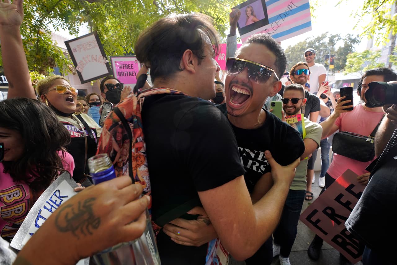 Seguidores de Britney Spears celebran tras conocerse la decisión de la jueza Brenda Penny de suspender al padre de la cantante como su tutor legal.
<br>