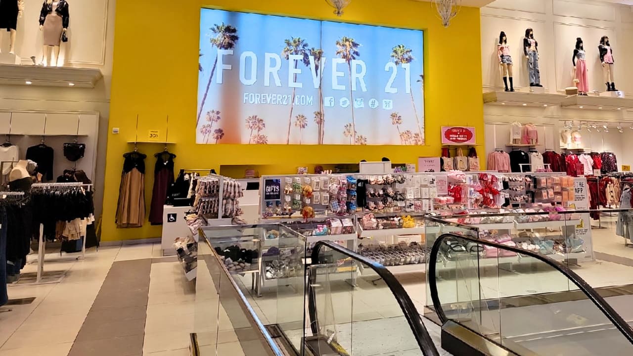 <h3 class="cms-H3-H3">¿Qué sigue para Forever 21?</h3>
<br>Aunque no veremos más las tiendas físicas de Forever 21 por aquí, la marca no se va del todo. En lugar de las tiendas físicas, 
<b>Forever 21 apostará todo a su tienda en línea, buscando adaptarse a las nuevas tendencias de consumo.</b> Si eres de los que aún se siente nostálgico por sus looks, la tienda digital estará ahí para ti, pero para muchos, perder esas tiendas físicas será una gran pérdida.