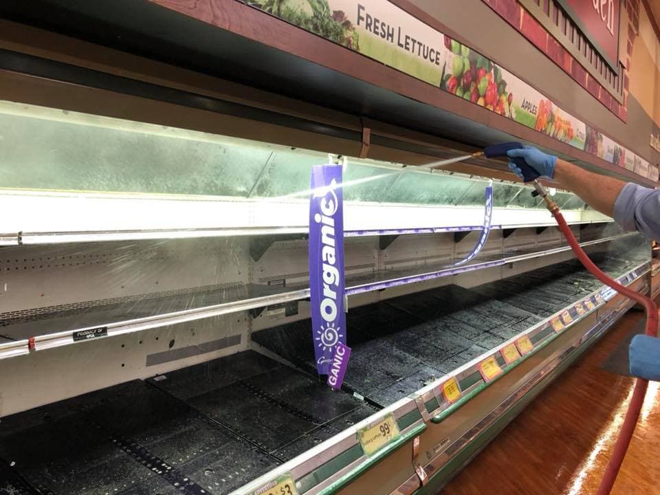 Empleados desinfectan estanterías del supermercado Gerrity