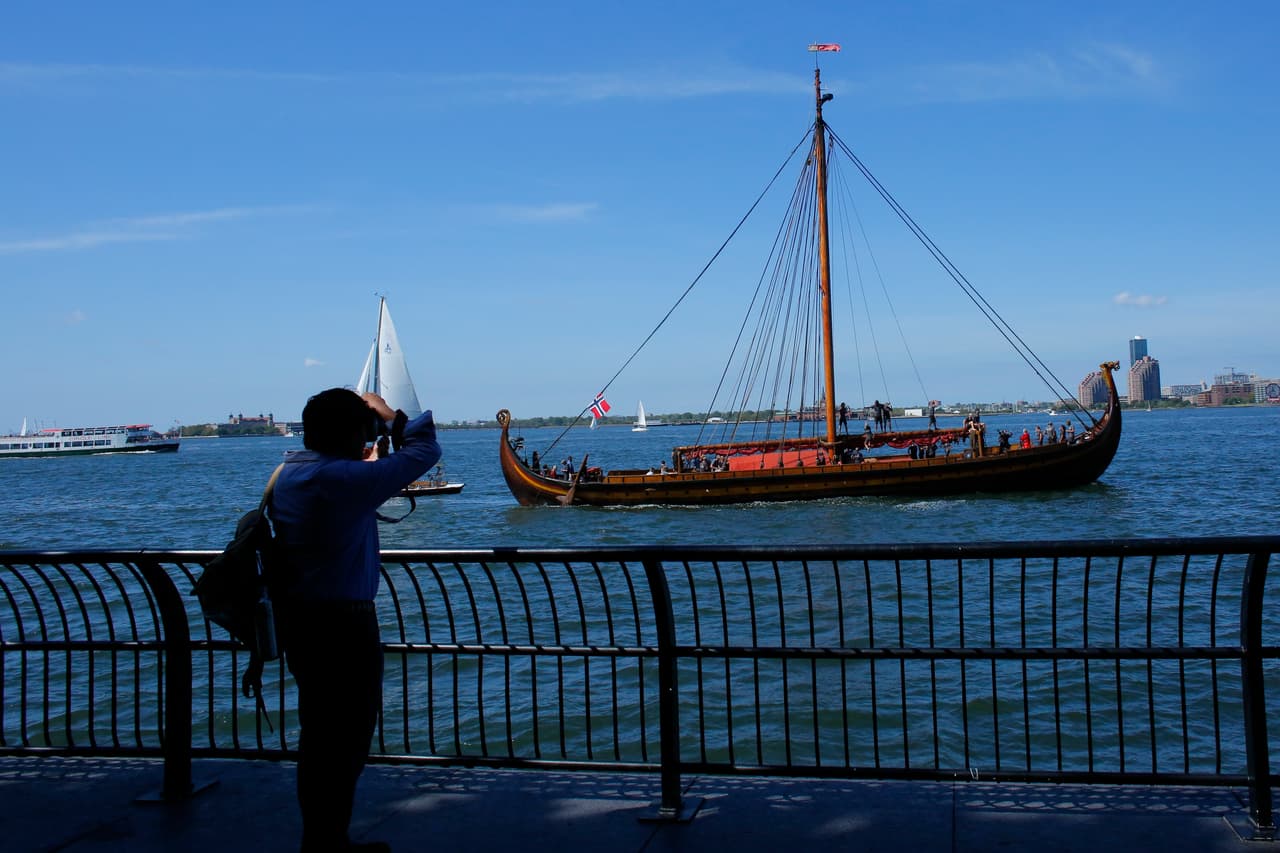 La cabeza del dragón, que simboliza protección para la tripulación, cautivaba durante su entrada al puerto de Nueva York, en Manhattan.
