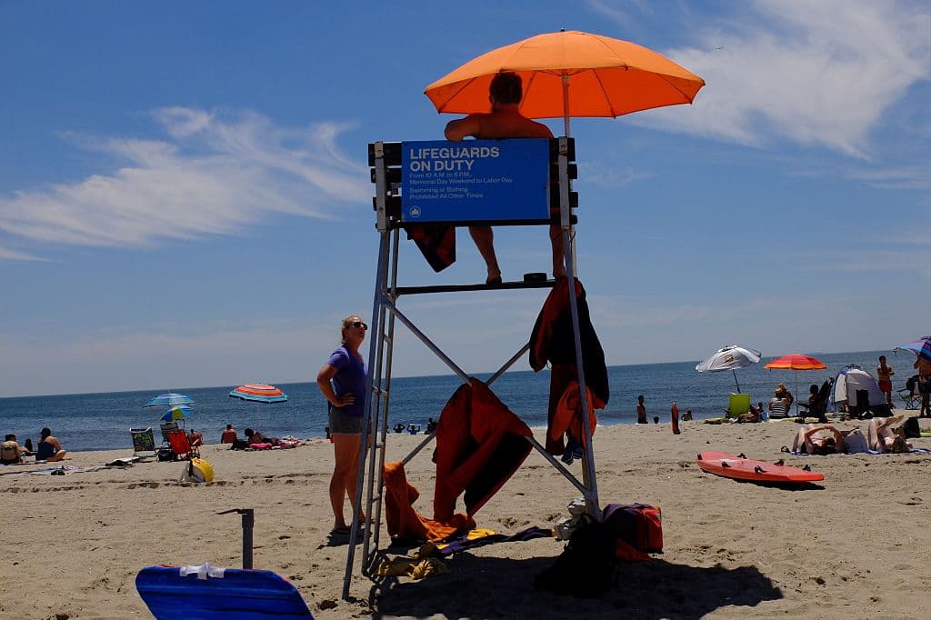 El verano significa playa y aparte de otras actividades, Rockaway Beach en Queens trae este sábado a las 8:00 am una sesión de yoga. Para detalles de la clase libre de costo, entra aquí.