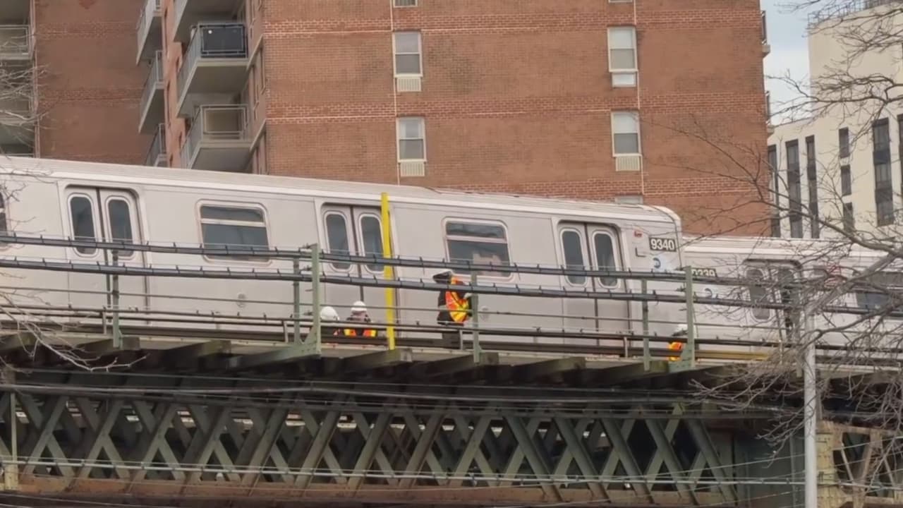 Un total de 34 personas tuvieron que ser rescatadas de los trenes que, en ese momento, se encontraban en ambas direcciones sobre las vías. 
<b>Afortunadamente, ninguno de los pasajeros resultó herido</b>.