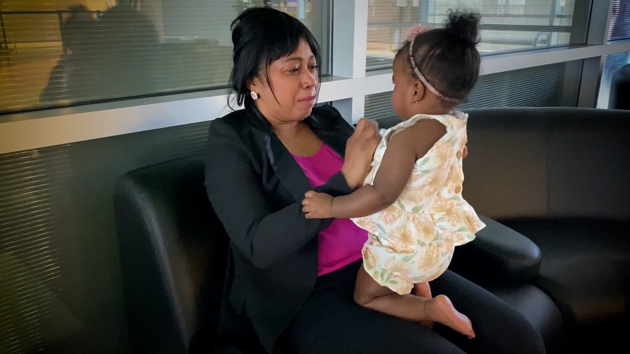 Un llanto de alegría, de esperanza, de emoción acompañó el emotivo reencuentro que fue
<a href="https://www.univision.com/local/nueva-york-wxtv/exclusiva-madeline-reyes-nueva-jersey-carolina-del-norte-bebe-10-meses-video" target="_blank"><b>captado en exclusiva por Noticias Univision 41</b></a>.
<br>