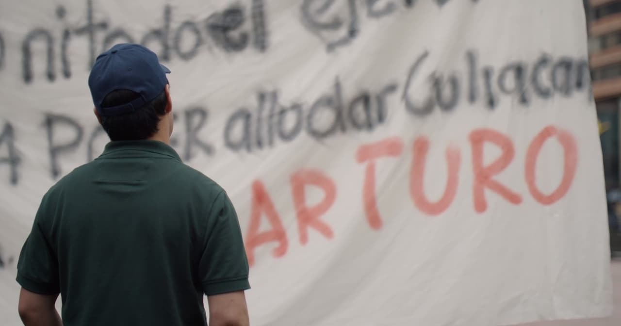 Culiacán amaneció con una narcomanta desplegada en su plaza principal con otra amenaza para ‘El Chapo’ mientras en la radio se escuchó advertir de una guerra entre Arturo Bernal Leyda y ‘El Chapo’ Guzmán.