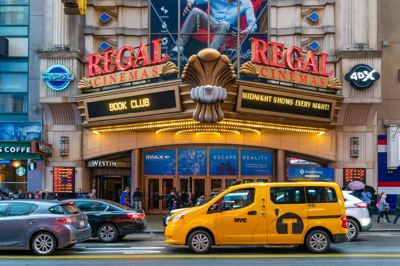 <b>Regal Entertainment Group.</b> El propietario de esta cadena, Cineworld Group PLC, obtuvo un préstamo de $450 millones para mantenerse a flote al menos hasta principios de 2021. Tiene más de 500 cines en el país y, al igual que AMC, su supervivencia dependerá de si la gente regresará a las salas de cine después de la pandemia.