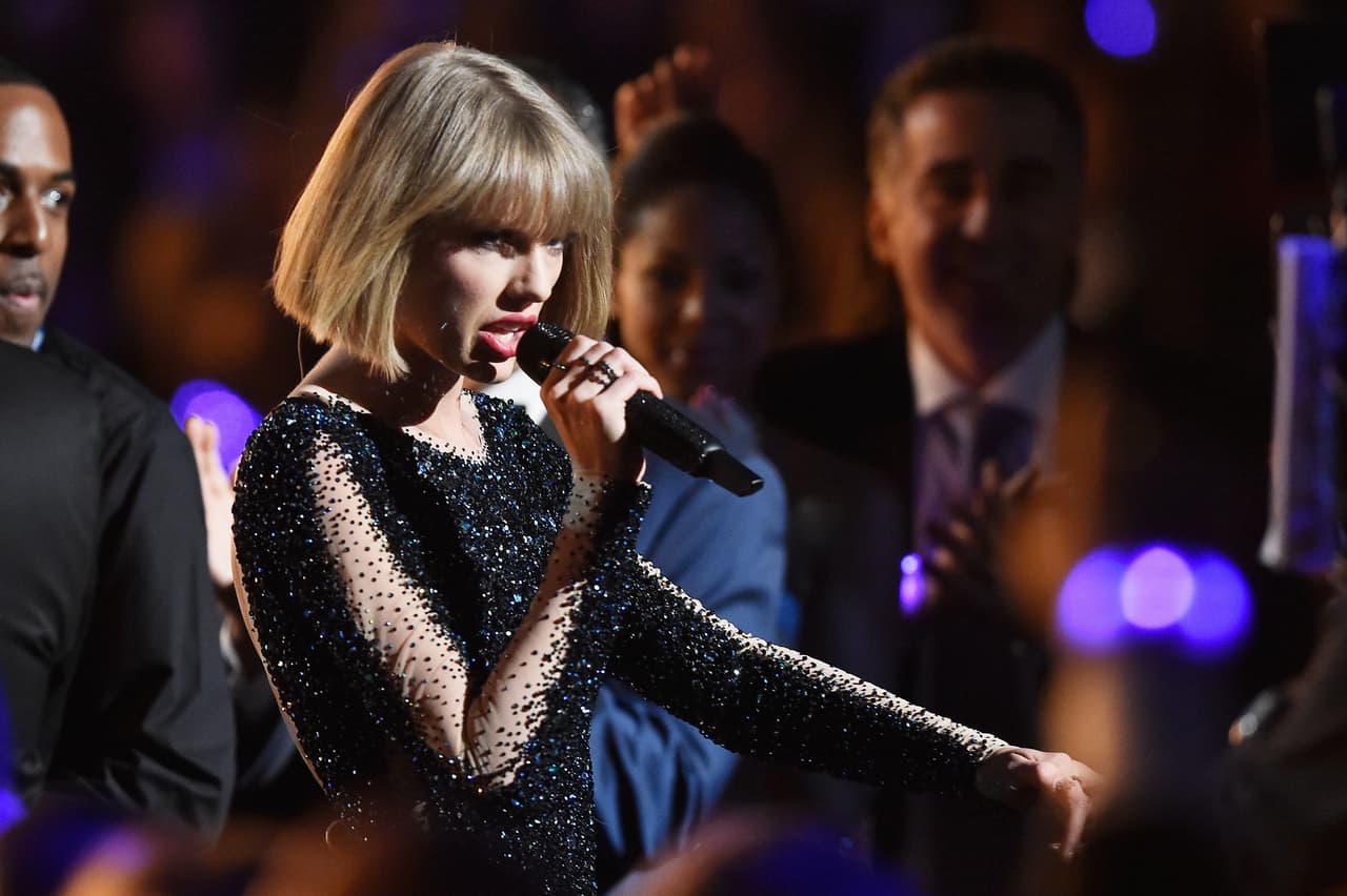 Taylor Swift fue la encargada de arrancar con las presentaciones del Latin GRAMMY.