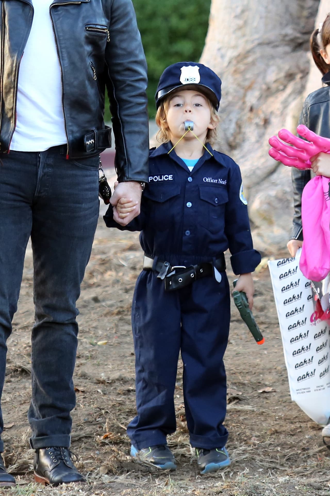 Noah totalmente comprometido con su papel de policía.