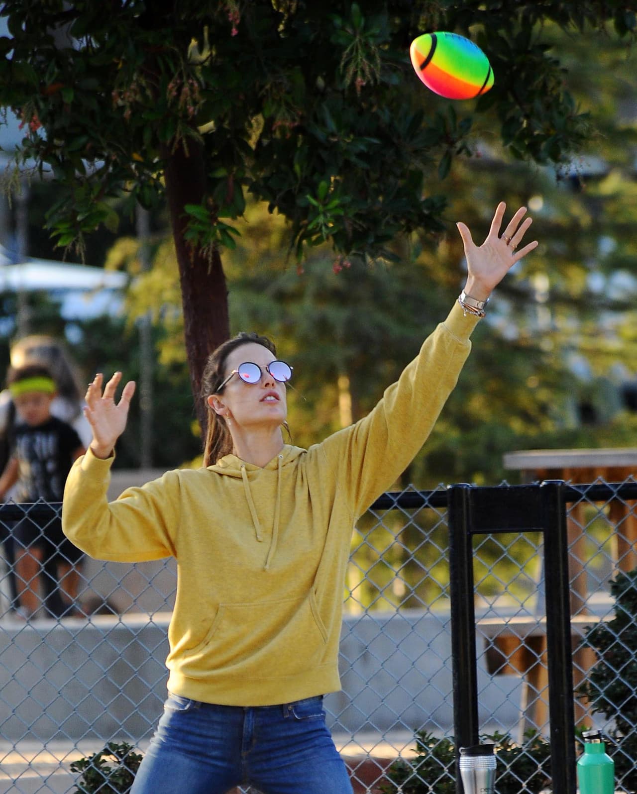 Pero no es muy buena atrapando el balón.