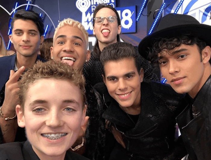 "Gran encuentro", comentó en su foto en junto a la agrupación latina CNCO en la alfombra roja de los premios iHeartRadio a inicios de marzo.