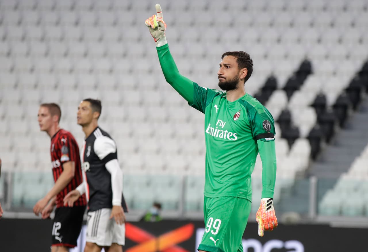 Donnarumma monstró confianza tras el balón que mandó al poste Cristiano Ronaldo.
