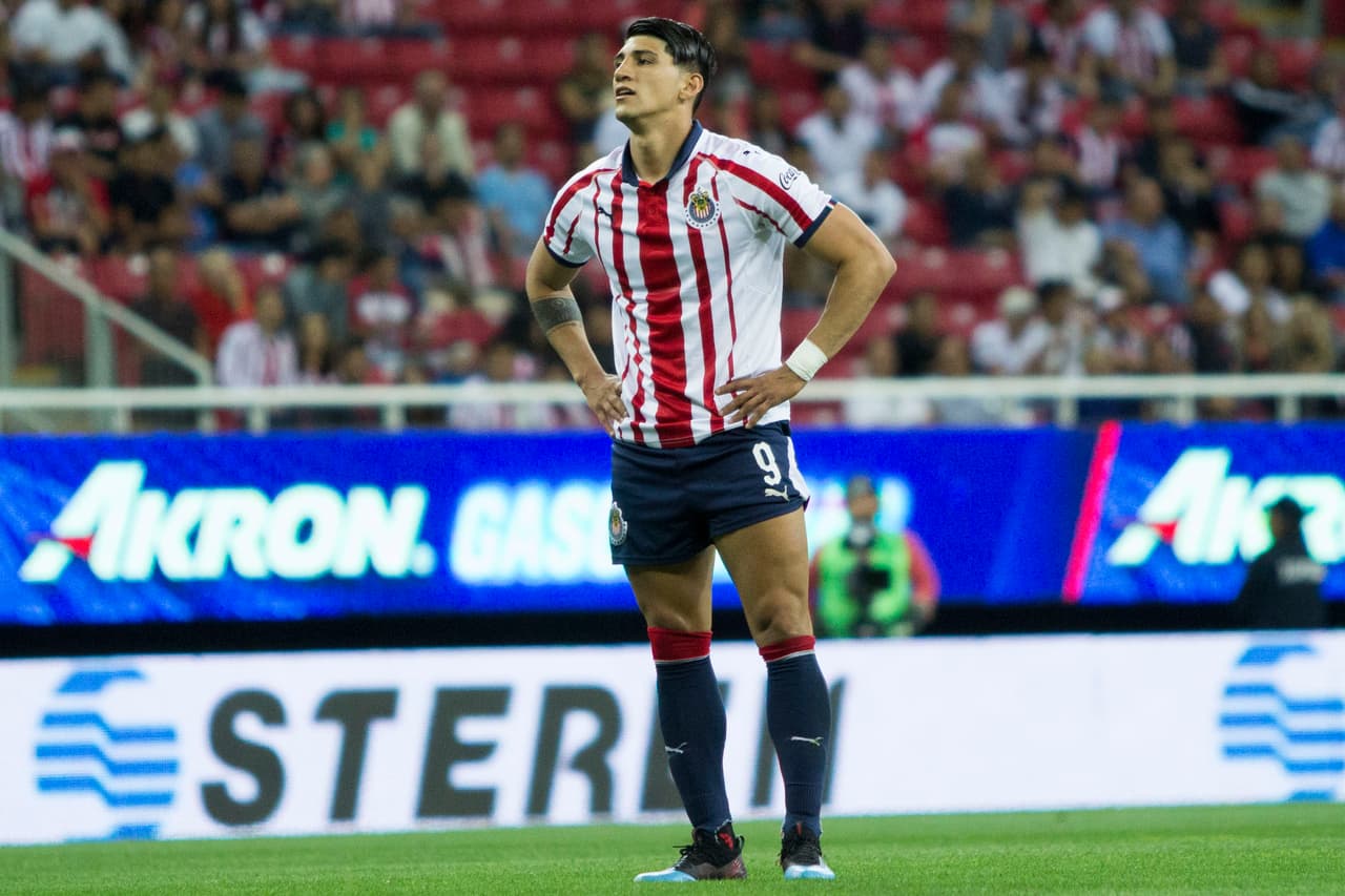 Alan Pulido y la muestra de la impotencia del ataque de Chivas que en la jornada anterior había roto una racha de más de 500 minutos sin gol y hoy se fue en ceros.