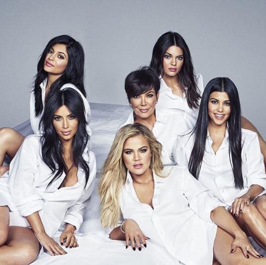 Sin embargo, la matriarca del clan Kardashian-Jenner no se quedó atrás e hizo pública esta imagen a la que agregó la leyenda: "Mi tribu. Feliz Día Internacional de la Mujer".