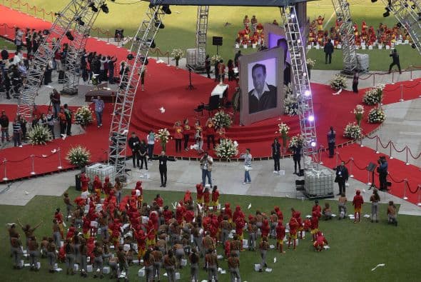 Los niños sueltan las palomas y muchas de ellas vuelan, pero otras se quedan en el campo.