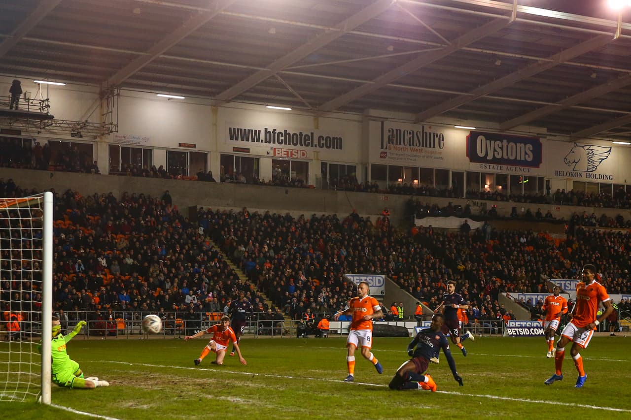 Fue una buena noche para el joven de 19 años, ya que al minuto 37 marcó su doblete.