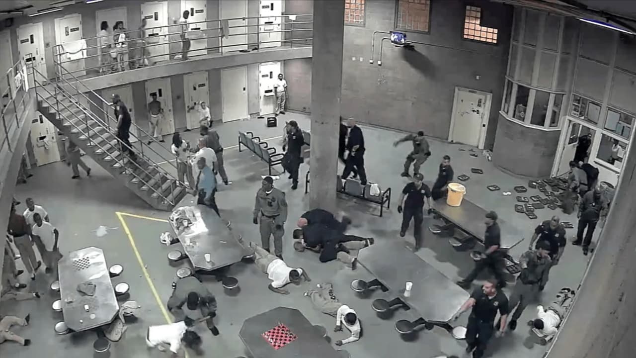 Al menos 20 reclusos y dos guardias resultan heridos en una pelea en la cárcel del condado Cook