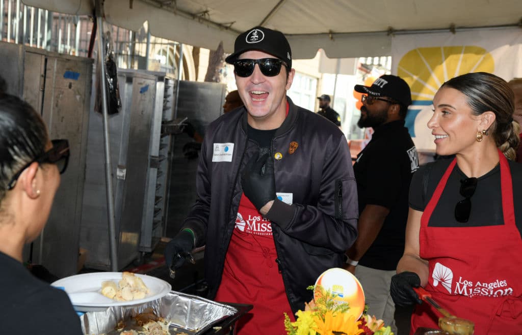 Lamentablemente, el número de personas sin hogar en el condado de Los Ángeles ha aumentado un 9% este año, lo que refleja la creciente crisis de vivienda y la inseguridad alimentaria en la región. En la imagen aparece David Dastmalchian.