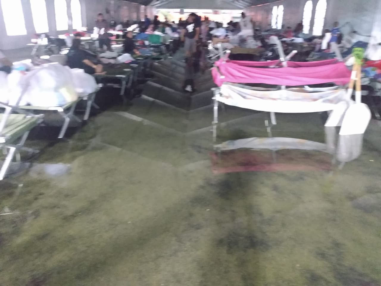 Cientos de refugiados del Estadio Paquito Montaner de Ponce serán trasladados la noche del viernes por inundaciones.