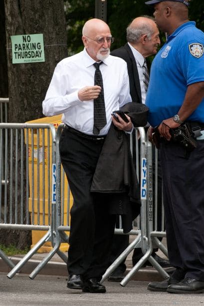 Familiares y amigos de James Gandolfini se dieron cita el día de hoy en la Catedral de San Juan el Divino, en Manhattan, para darle el último adiós al actor quien perdió la vida en Roma, Italia, mientras disfrutaba de unas vacaciones al lado de su hijo Michael. A la ceremonia asistieron poco más de 500 personas y sus amigoas más cercanos dedicaron palabras emotivas al actor de la serie “The Sopranos”. Aquí los videos más chismosos.