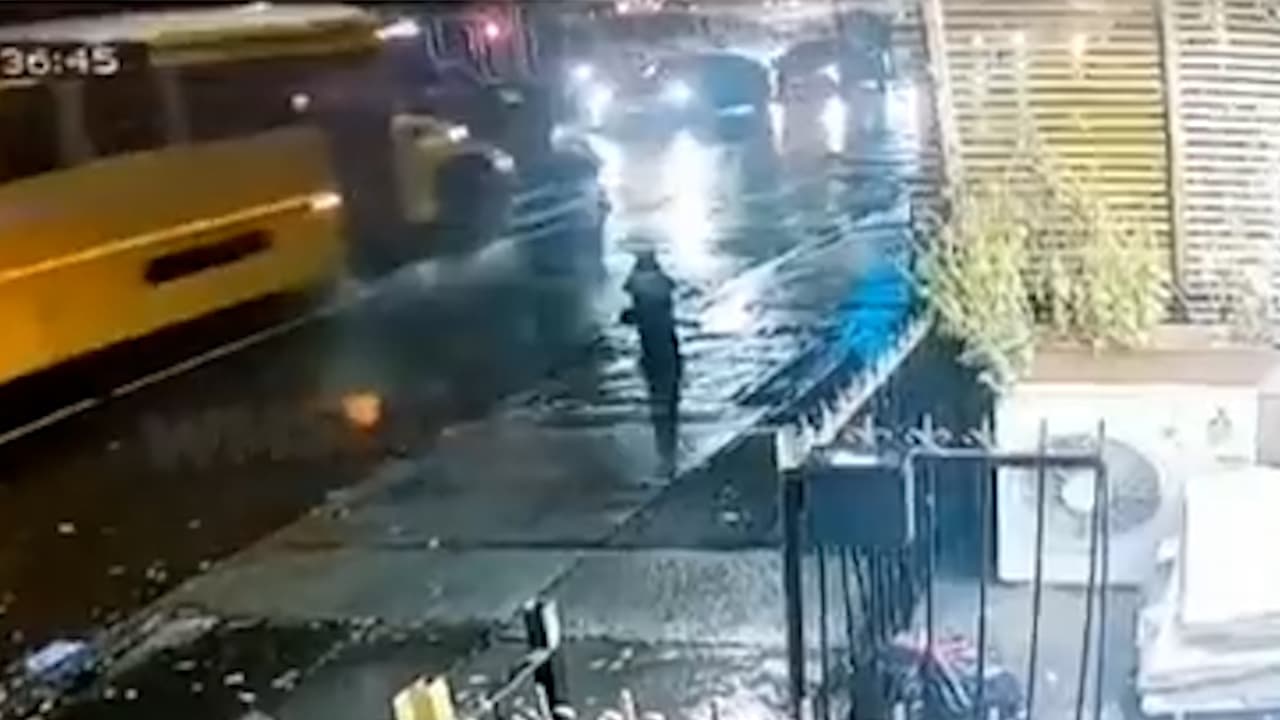 VIDEO: Niño intenta cruzar la calle y casi es atropellado por un autobús en Brooklyn