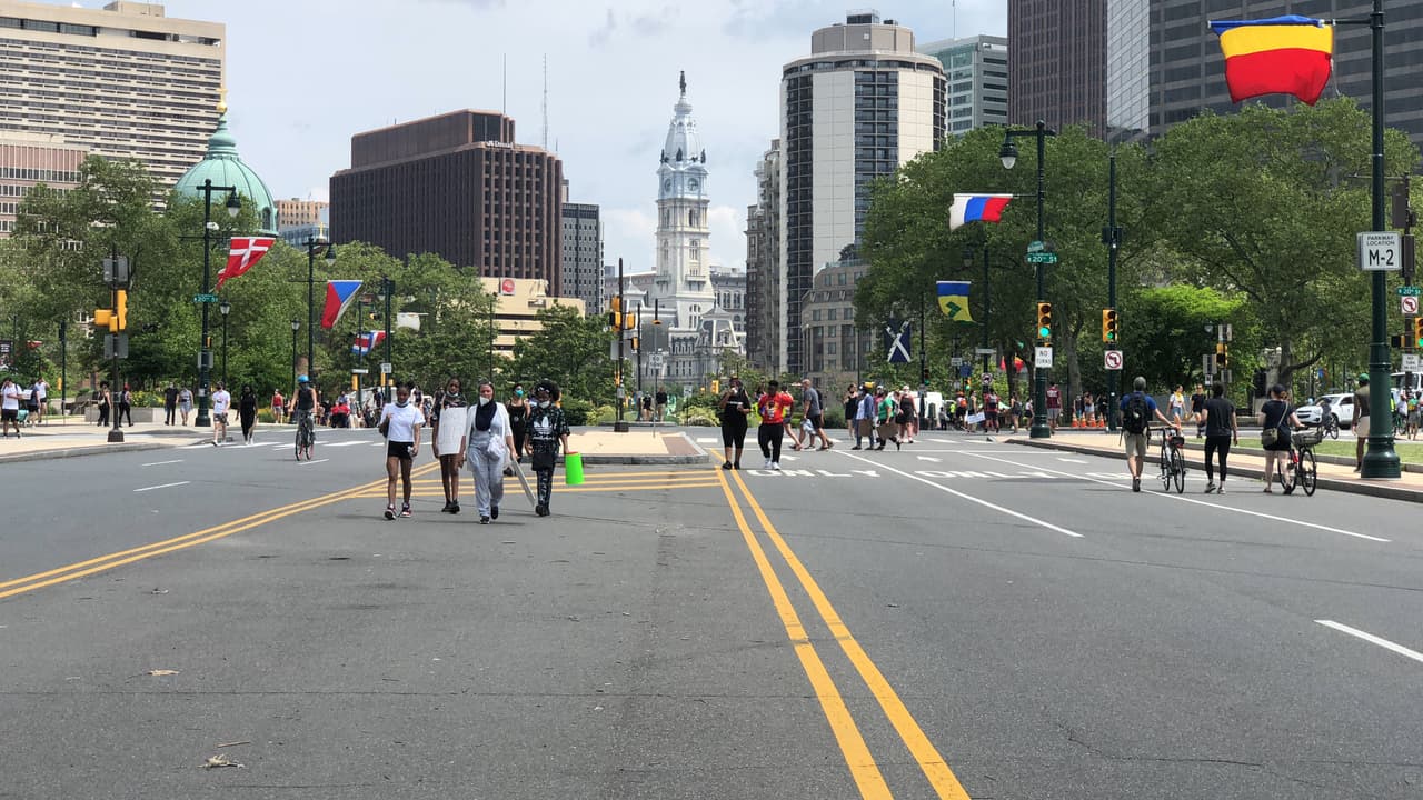 Los manifestantes luego se dirigieron por la avenida, Benjamin Franklin Parkway.
<br>