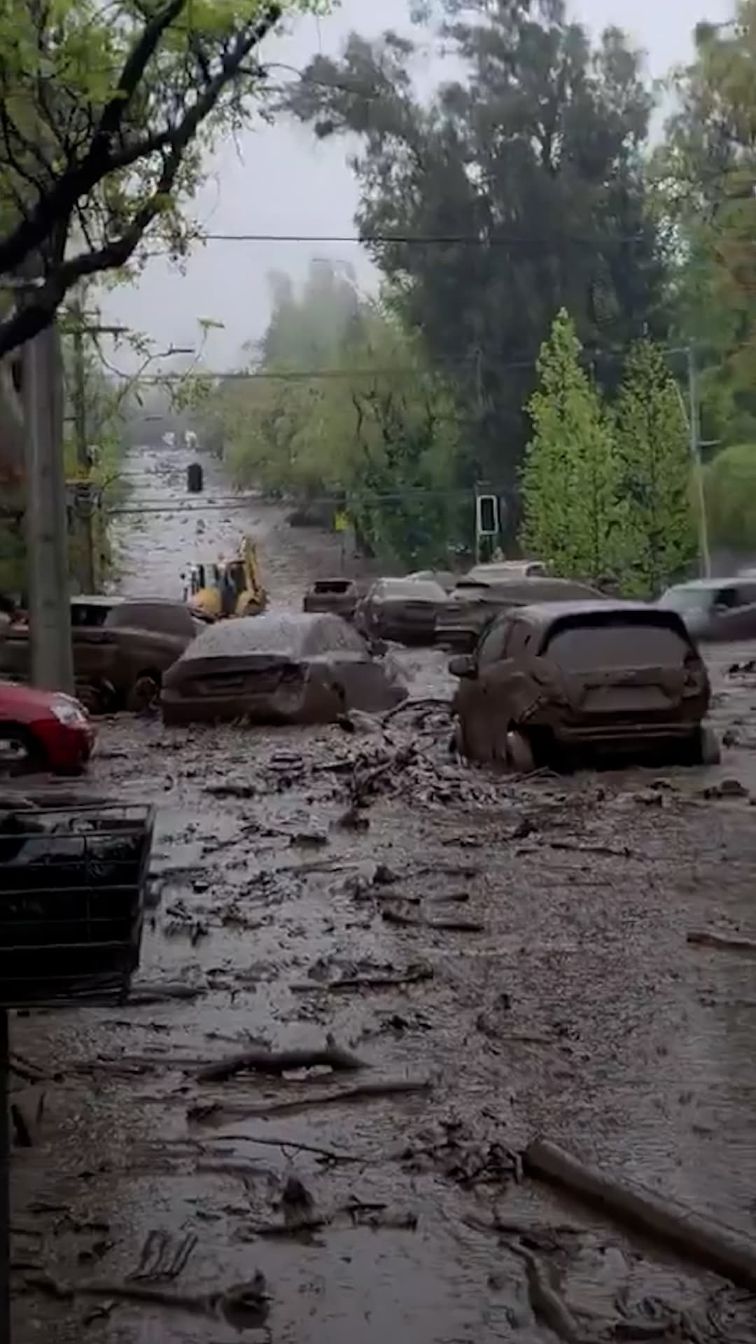 Un aluvión arrastra vehículos por las calles de Chile