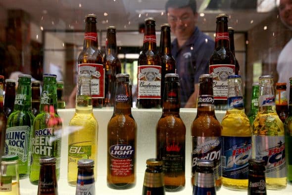 Hazte amiga de las latas. No son pocos los que creen que las latas afectan la calidad o el sabor de la cerveza, ¡pero no es así!