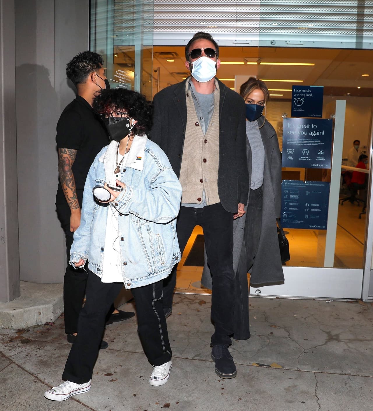 Cuando salió de la tienda, la chica, cuyo padre es Marc Anthony, trató de ignorar el bullicio de los fotógrafos al colocarse un par de audífonos para escuchar música mientras caminaba de regreso al auto con su mamá.
<br>