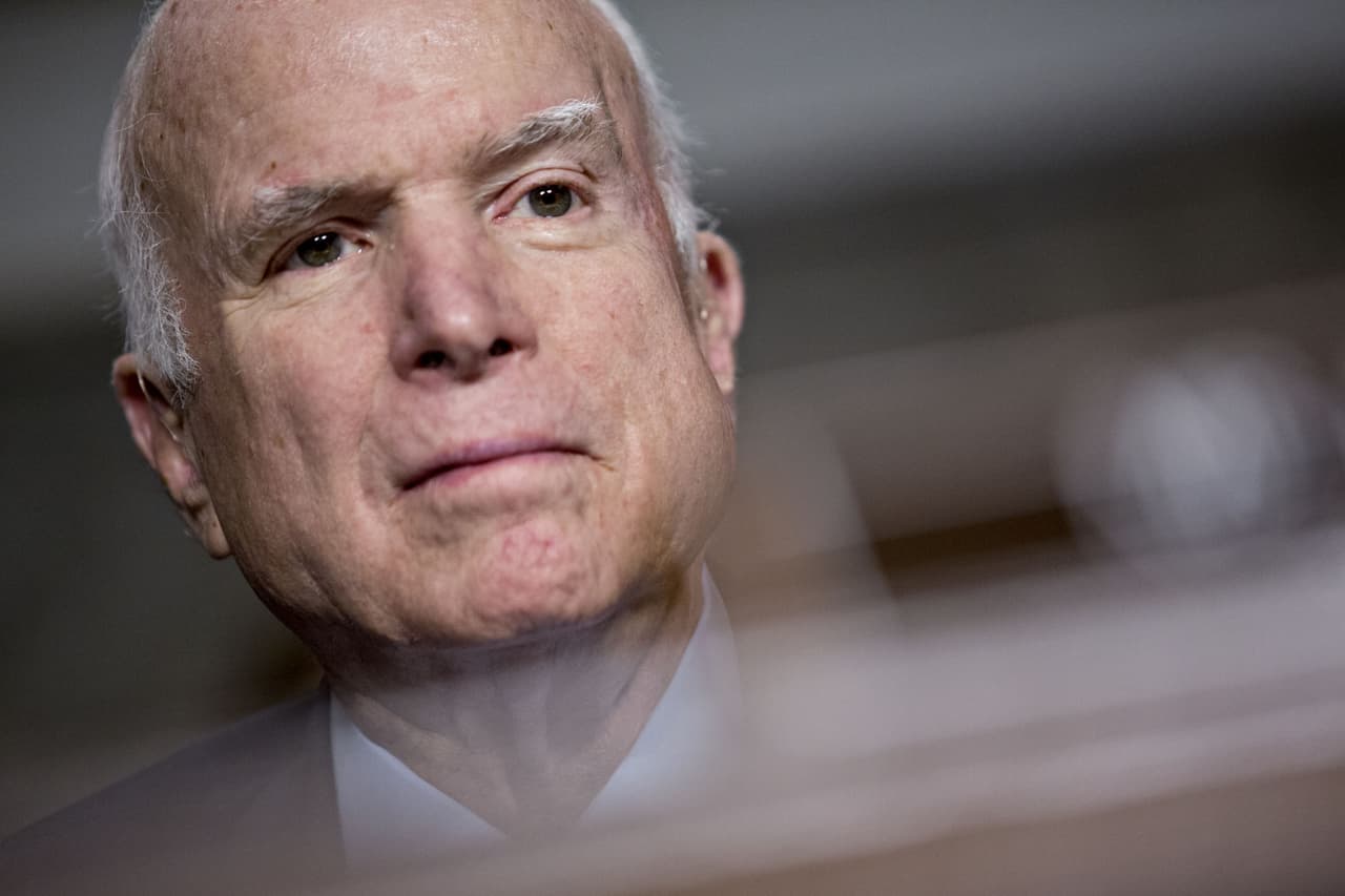 El senador John McCain decidió no recibir más tratamiento médico por su cáncer cerebral