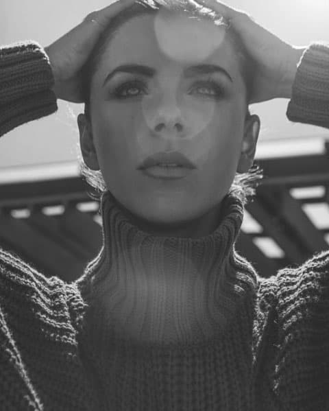 12. Cuando no tiene proyecto le gusta viajar, sobre todo a lugares con playa.