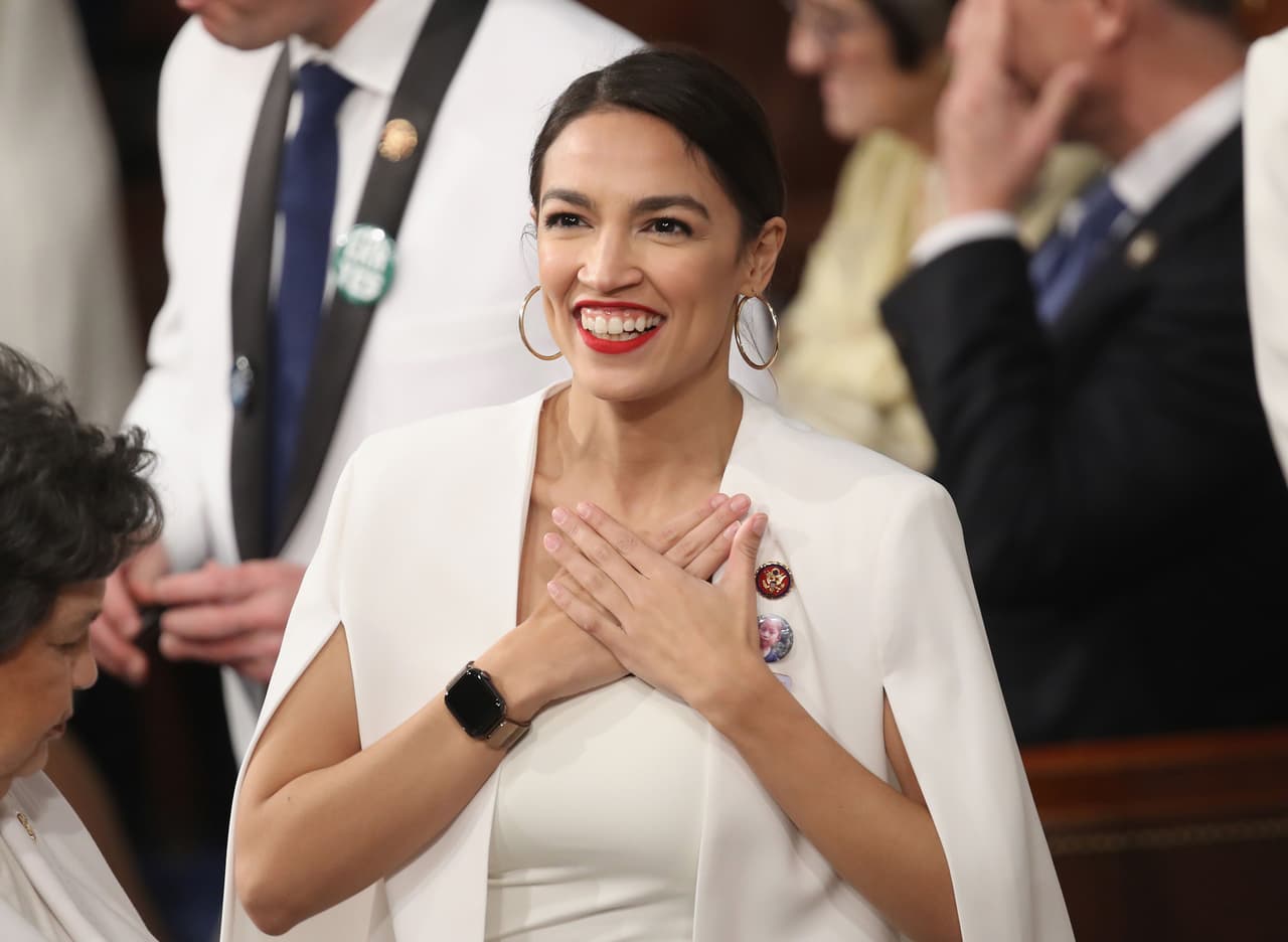 <h3 class="cms-H3-H3">Alexandria Ocasio-Cortez viste de blanco en el Congreso</h3>
<br>
<br>La congresista del Bronx visitó de blanco en su ceremonia de juramento –– a un lado de su familia y la senadora Nancy Pelosi–– para hacer una declaración de respeto a todas las mujeres que le han "abierto el camino", así como a las mujeres que “están por venir”. La congresista vistió una vez más de blanco, junto con otras congresistas, durante el discurso del Estado de la Unión del 2019, en honor al movimiento del siglo 20 que otorgó a las mujeres el derecho a votar.