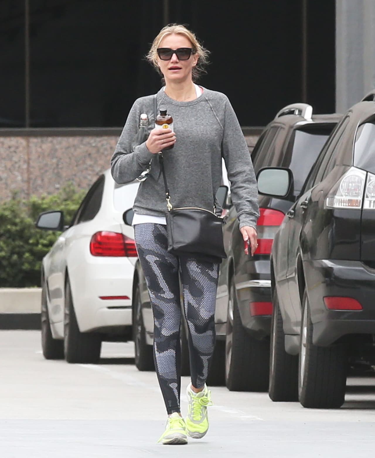 Cuida mucho su alimentación con verduras, carnes magras a la parrilla, legumbres, frutas y toma muchísima agua. Sí de antojos hablamos ama comer palitos de apio con queso de cabra.