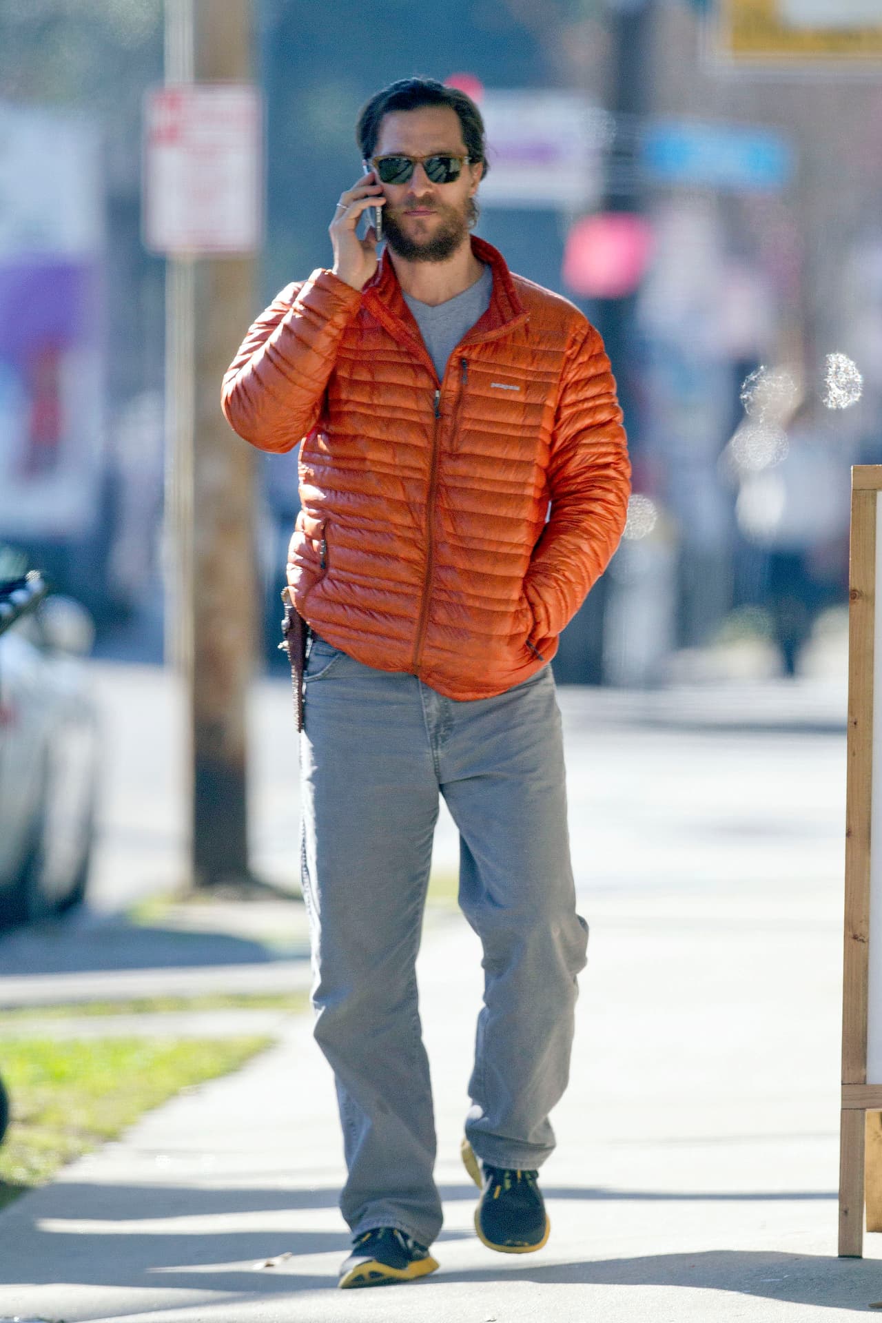 Para ejercitarse el prefiere siempre los deportes al aire libre ya que no es gran amigo del gimnasio. Le encanta el surf y correr, y cuida mucho su alimentación con té verde y proteínas magras.