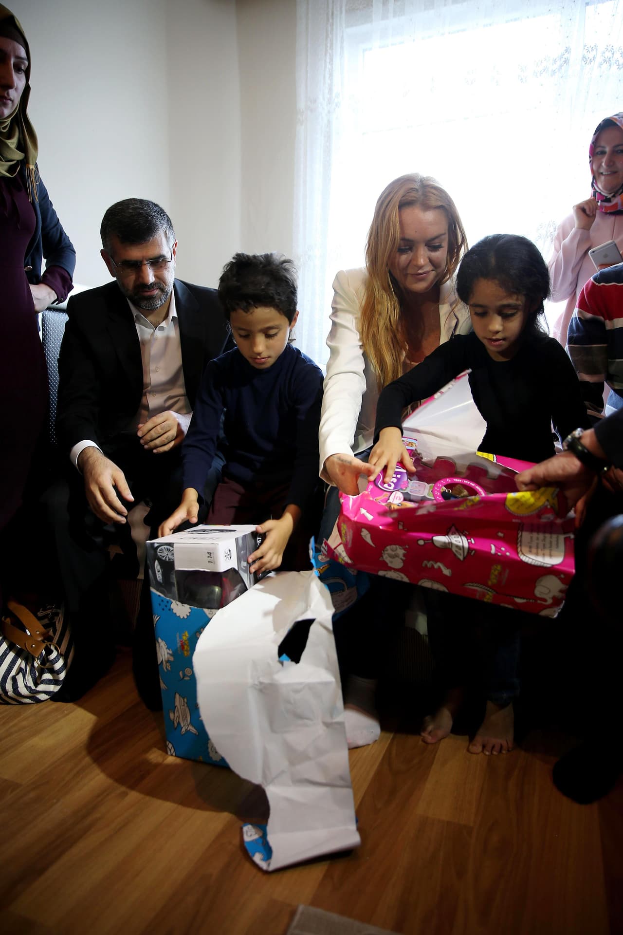 Aquí los niños abriendo con emoción sus regalos.
