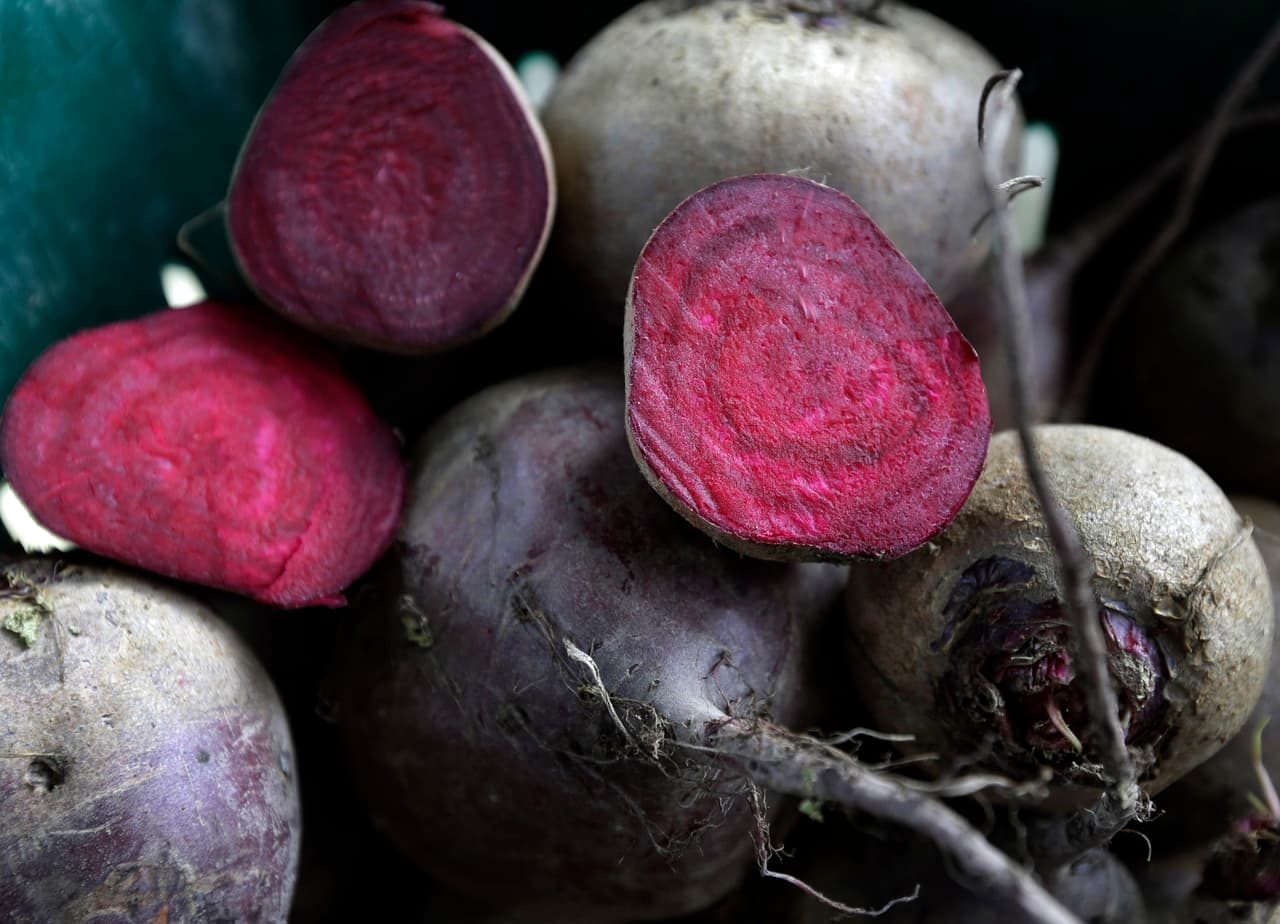 <b>4. Jugo de remolachas</b>
<br>
<br>La remolacha es rica en antioxidantes, flavonoides y ácido fólico, aminoácidos indispensables para la buena salud cardíaca, cuyas propiedades diuréticas permiten limpiar el organismo de sales excedentes. Esta hortaliza puede consumirse en jugo, en sopa, en ensaladas crudas o incluso en cremas (hummus). Según las autoridades sanitarias de EEUU, un 70% de adultos mayores de 65 años sufre de hipertensión y apenas la mitad de dicha cifra la tiene bajo control médico, a pesar de que constituye un factor de riesgo comprobado para la salud cardíaca, cerebral y renal.