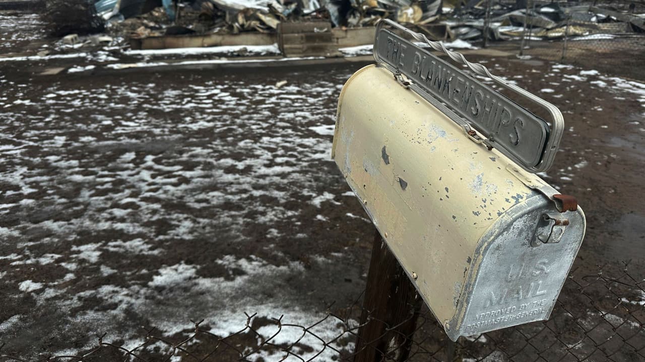 La nieve cubre una casa destruida por el incendio de Smokehouse Creek en Stinnett, Texas, el jueves 29 de febrero de 2024.