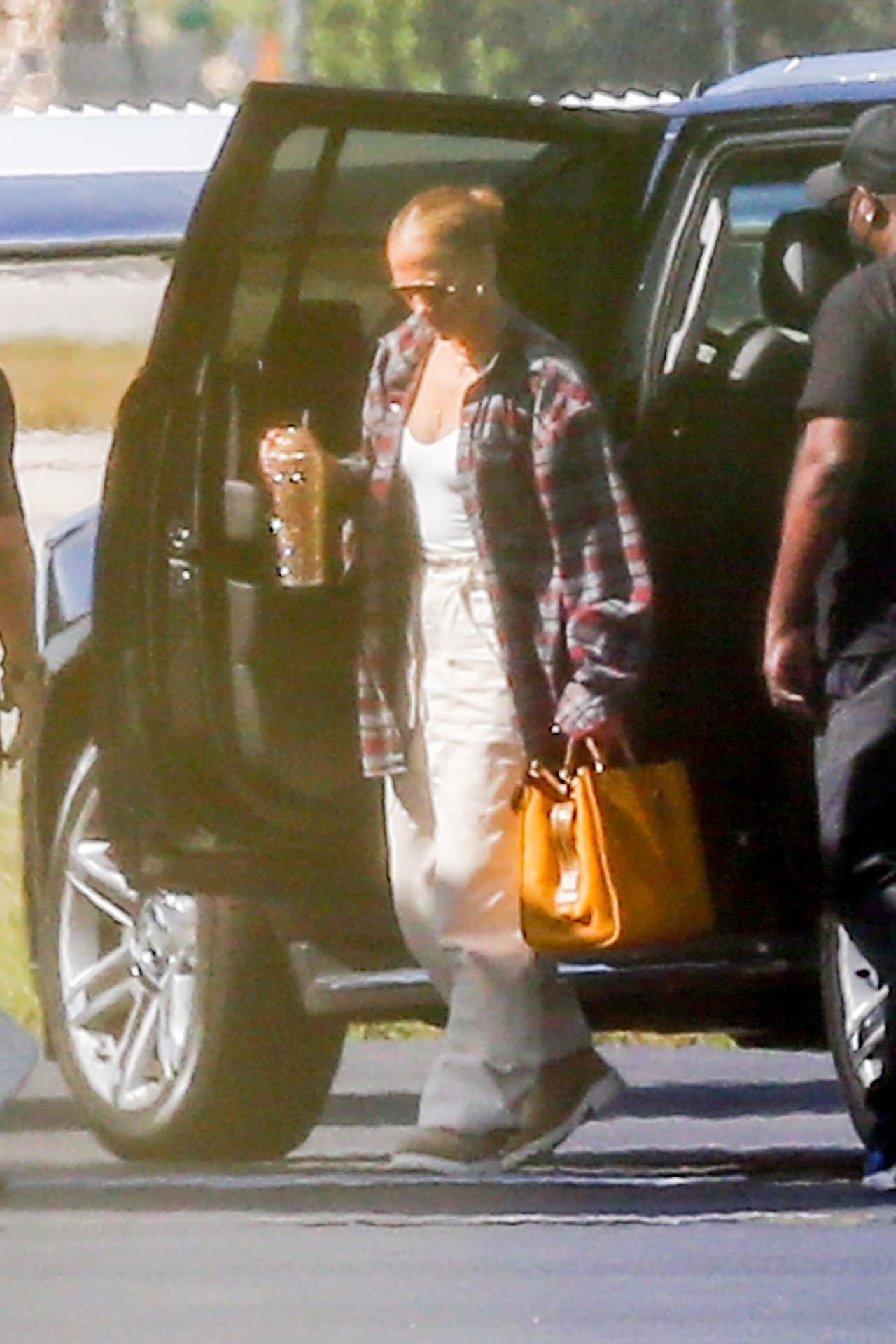 Además, llevaba gafas de sol.