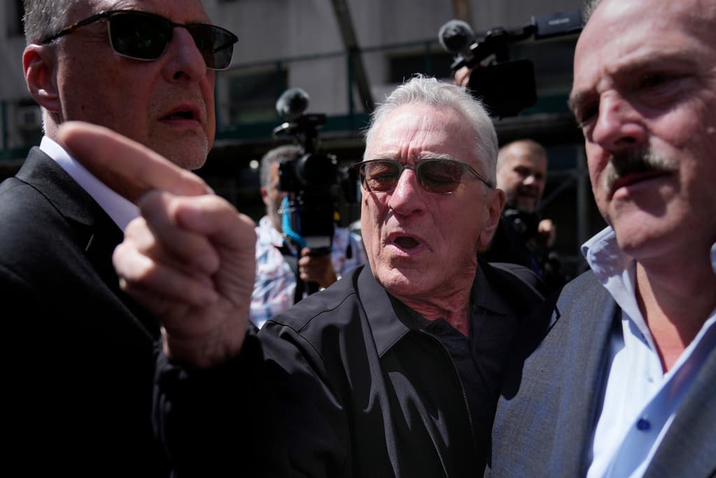 Robert De Niro se presenta afuera de la corte del juicio contra expresidente Trump