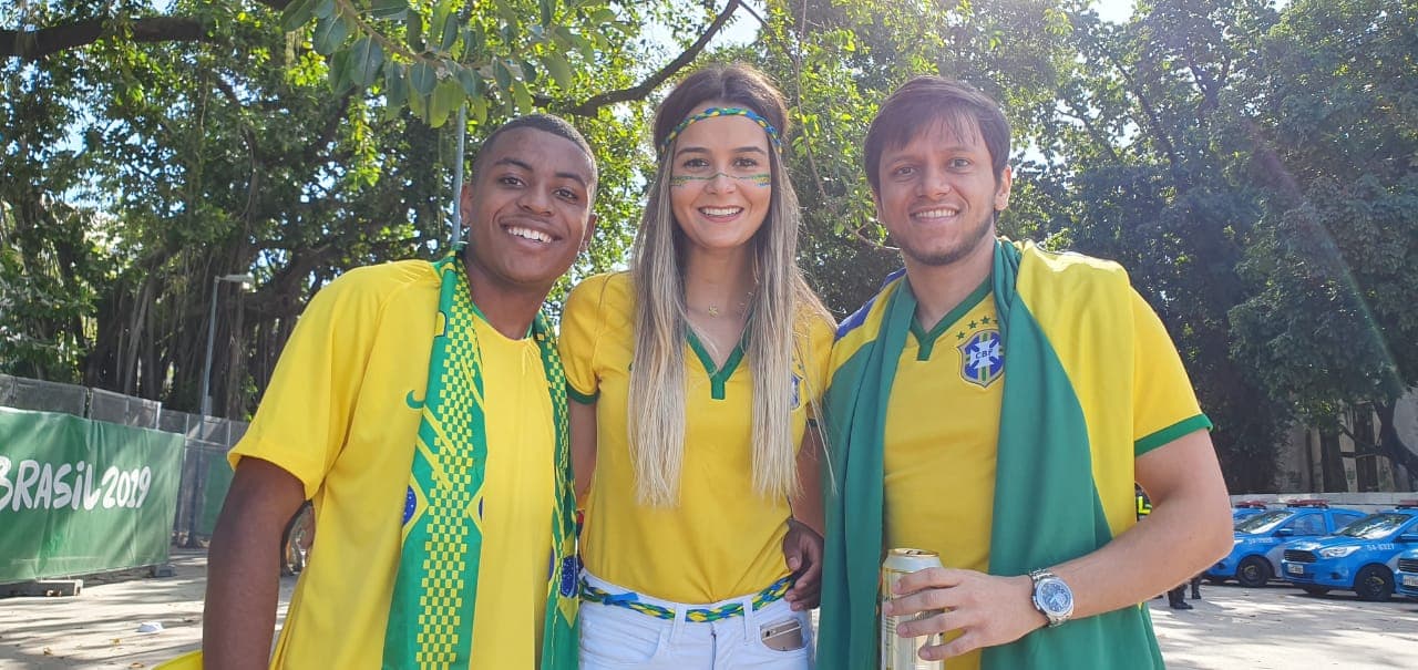 Los fanáticos sudamericanos están listos en las afueras del Estadio Maracaná para la Final de la Copa América que protagonizarán las selecciones de Brasil y Perú.