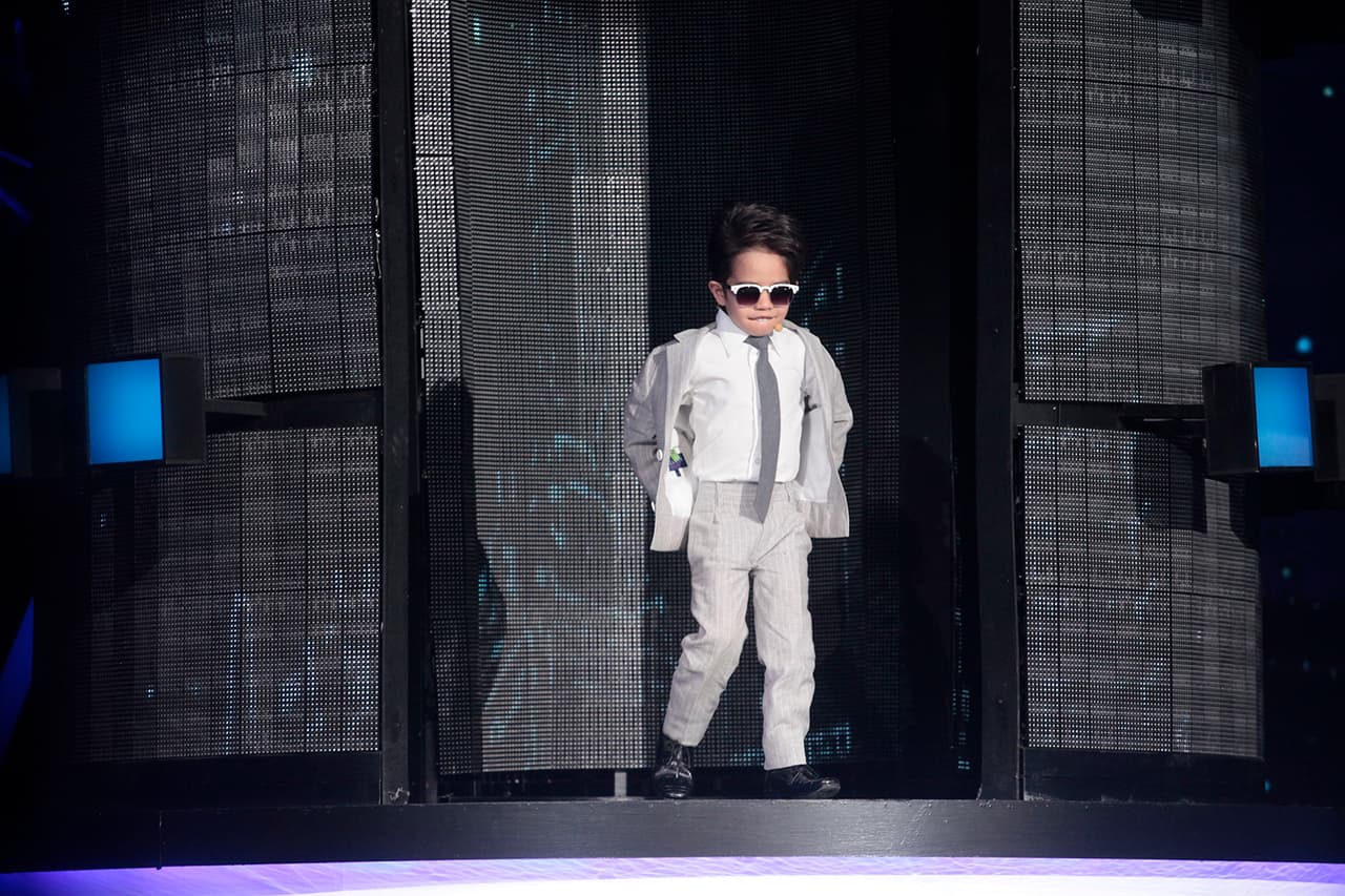 De inmediato entró Mateo, el otro capitán, quien llegó caracterizado como Luis Miguel, el Sol de México.