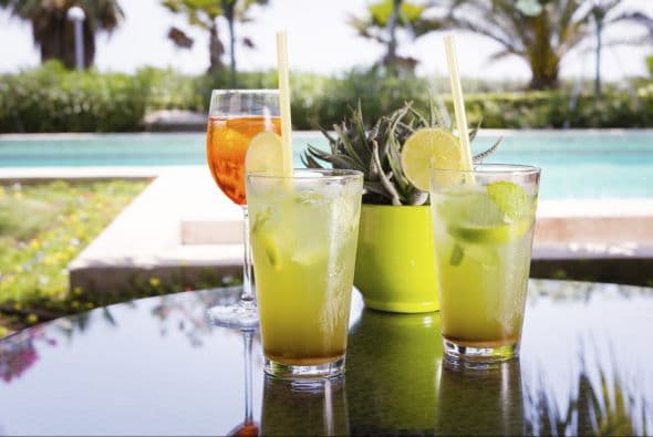 ‘The Cactus Fizz’. En una coctelera, mezcla: 160 ml (5.5 fl oz) de agua de cactus, 30 ml (1 fl oz) de tequila blanco y toronja recién exprimida.