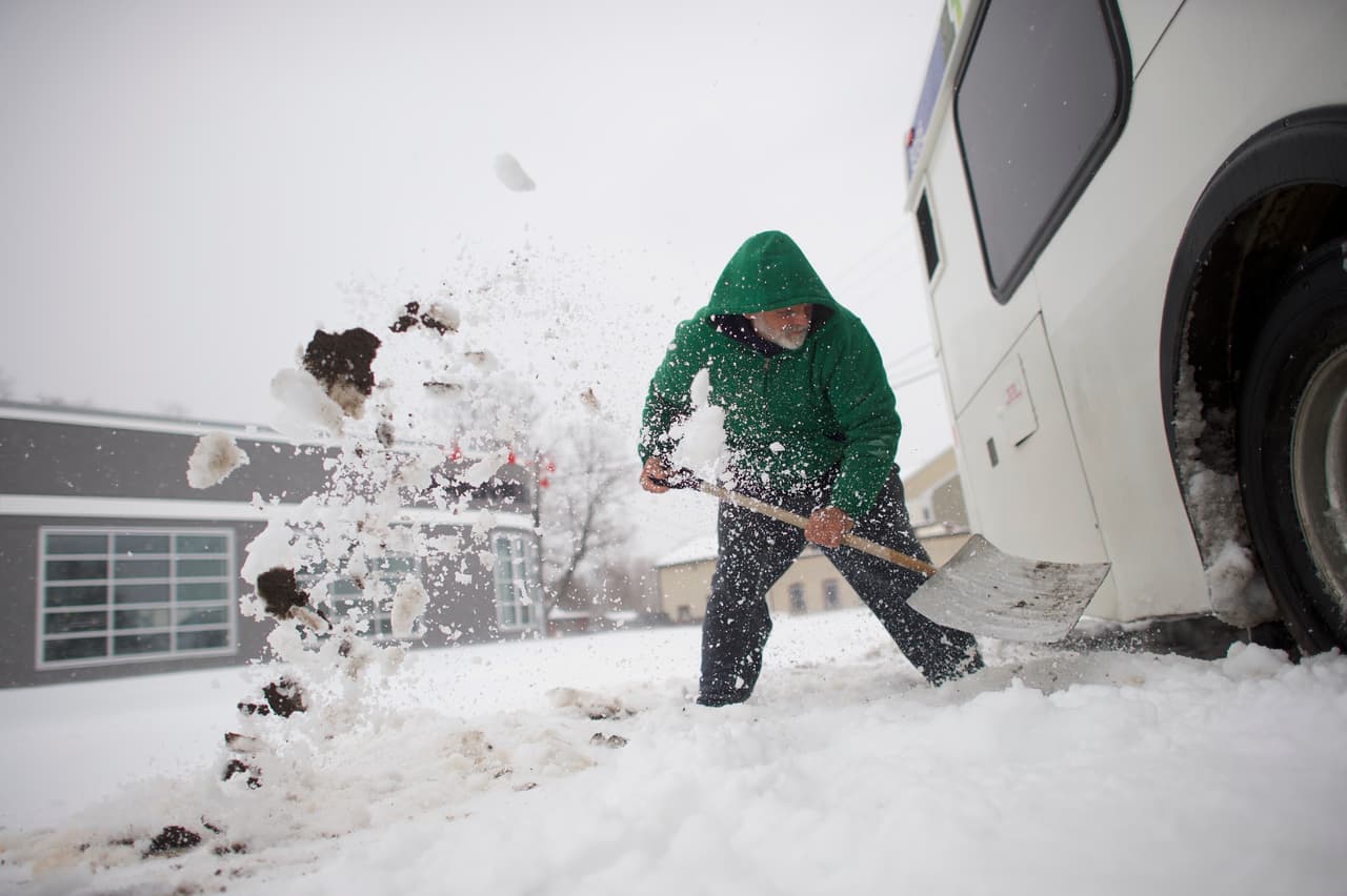 En invierno ocurren el 
<a href="https://www.ncbi.nlm.nih.gov/pubmed/9581712">doble</a> de ataques cardíacos que en verano, en gran medida vinculados al esfuerzo de recoger nieve. También se calcula que esa es la causa de muerte de cerca de 100 personas cada año en el país y de más de 
<a href="http://www.nationwidechildrens.org/news-room-articles/new-national-study-finds-11500-emergency-department-visits-nearly-100-deaths-related-to-snow-shoveling-each-year?contentid=86424">11,000</a> visitas a la sala de emergencias. Por eso es una tarea que no debe tomarse a la ligera.