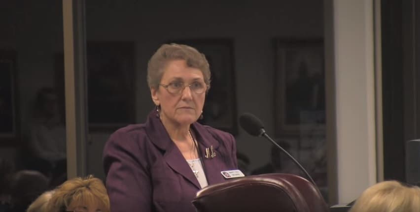 Mujer de extrema derecha que cree en conspiraciones podría ir a junta escolar de Texas