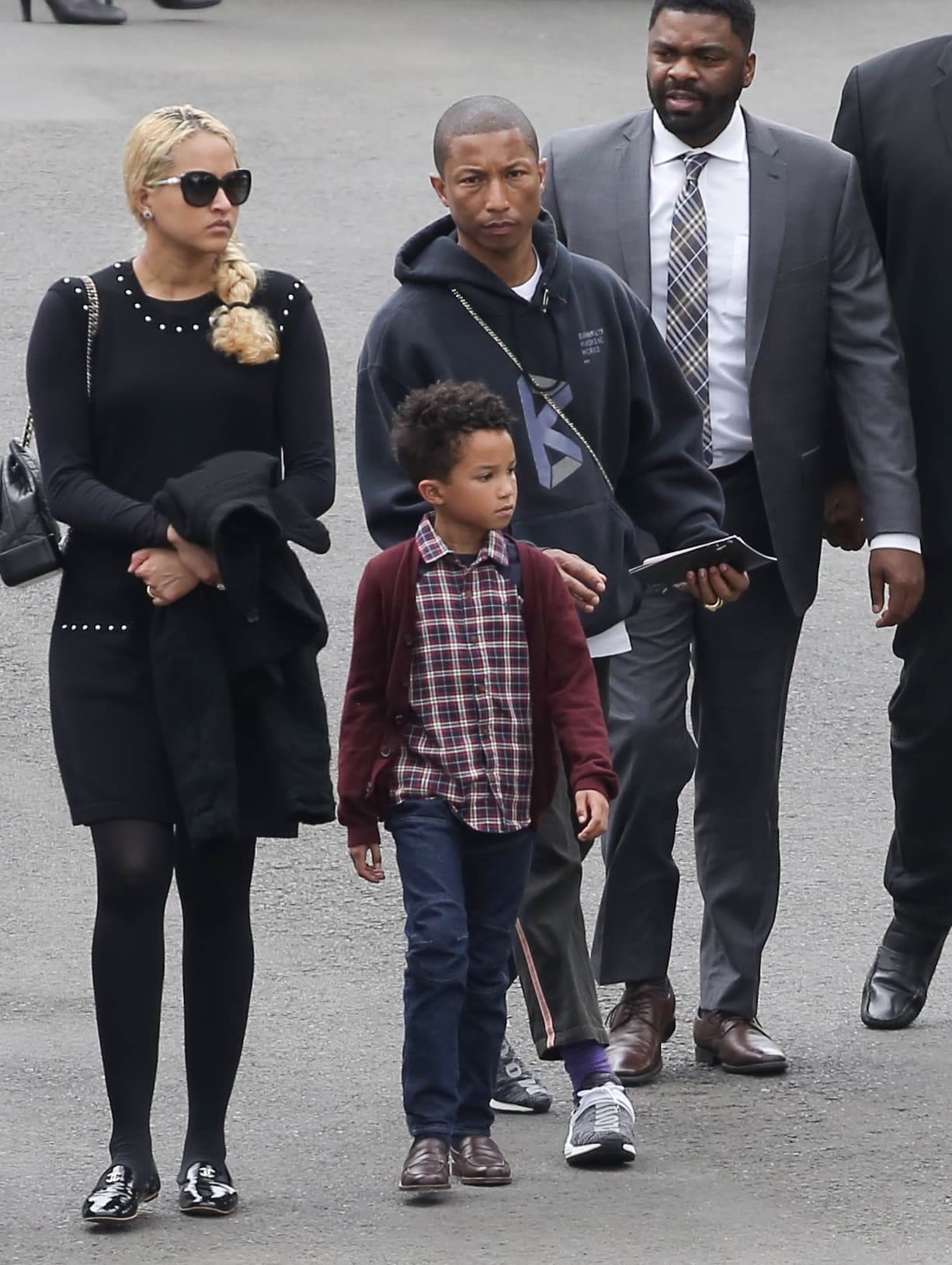 Parrell Williams asistió con su esposa Helen y su hijo Rocket.