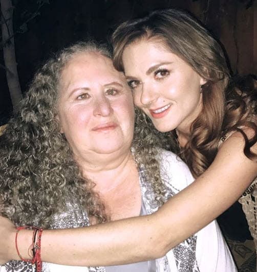 "Hace seis años, justamente, a mi mamá la operaron de tres aneurismas cerebrales. Estuvo cuatro meses en coma y seis más en terapia intensiva, fue muy duro".