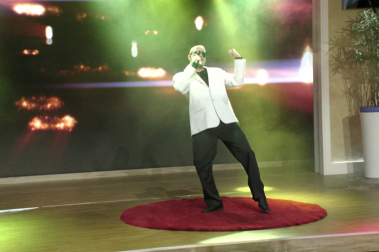 Saco blanco, pantalón negro, lentes oscuros...